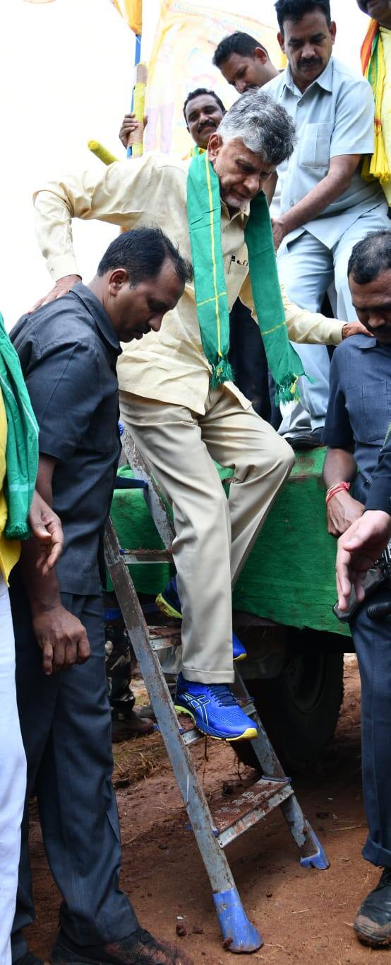 ఉమ్మడి పశ్చిమ గోదావరి జిల్లాలో అకాల వర్షాలకు పంట నష్టం జరిగిన ప్రాంతాల్లో టీడీపీ జాతీయ అధ్యక్షులు నారా చంద్రబాబు నాయుడు  పర్యటన.