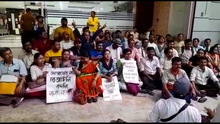 protest at khadyabhavan 2 employees were illegally transferred for participating in the strike Protest:  ধর্মঘটে সামিল হওয়ায় খাদ্যভবনের ২ কর্মীকে অবৈধভাবে বদলি, খাদ্যভবনে বিক্ষোভ সংগ্রামী যৌথ মঞ্চের