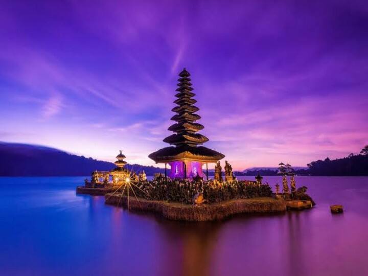 Bali Destinations : अगर आप टूर प्लान कर रहे हैं तो बाली सबसे खूबसूरत जगहों में से एक है. यहां कला-संस्कति और परंपराओं का संगम भी देखने को मिलता है और रोमांटिक टूरिस्ट प्लेस में से भी यह जगह एक है.