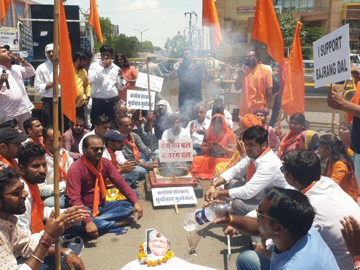 Bajrang Dal Workers Burnt Effigy Of CM Ashok Gehlot Against Congress