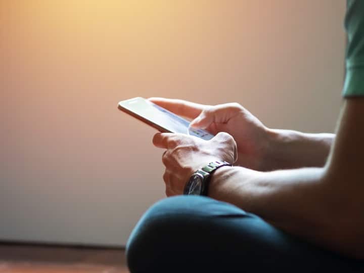 3 out of every 4 people in india suffers from NoMoPhobia a report by counterpoint and oppo चार में से हर तीन व्यक्ति को है NoMoPhobia की बीमारी,आपको है या नहीं यहां जान लीजिए