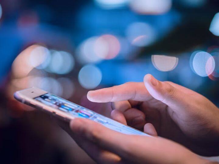 स्टडी में निकलकर आया कि जो लोग हफ्ते में एक बार मोबाइल फोन के जरिए बात करते हैं, उनमें हाइपरटेंशन का खतरा 7 फीसदी है. ऐसे प्रतिभागियों की संख्या 13,984 थी.