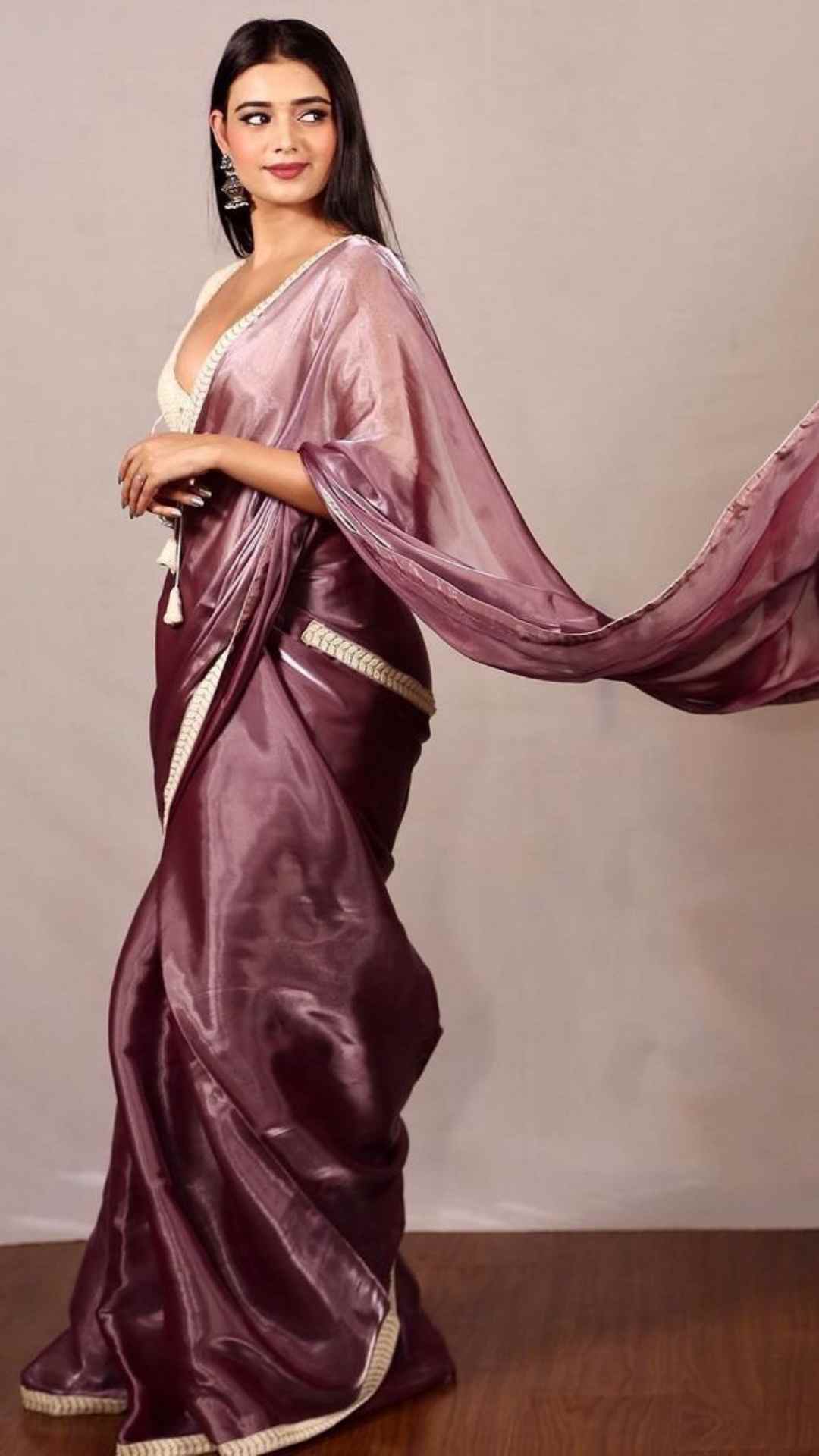 इन दिनों एक्ट्रेस नेहा सोलंकी अपने नए सीरियल तितली की वजह से चर्चा में बनी हुई हैं