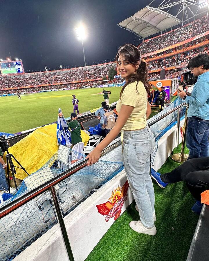 యాంకర్ వర్షిణి అందమైన ఫోటోలు