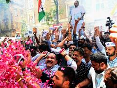 In Pics: शरद पवार के पद छोड़ने के प्रस्ताव खारिज, कार्यकर्ताओं में दिखा जश्न का माहौल