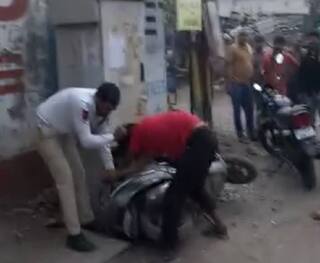 Rajkot: રાજકોટમાં ટ્રાફિક પોલીસ જવાન અને બાઇક ચાલક વચ્ચે મારામારી, પોલીસે રૂપિયા માંગ્યા હોવાનો બાઇક ચાલકનો દાવો