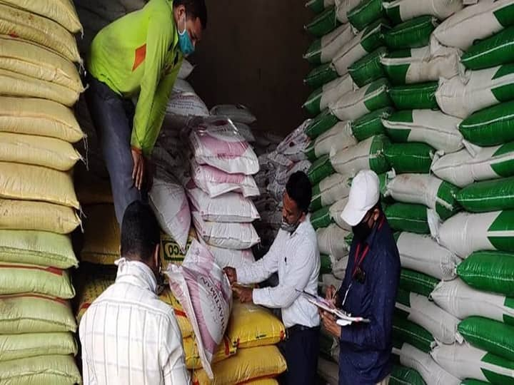 Maharashtra News Hingoli News Farmers should not be forced to sell any type of fertilizer  Otherwise the action itself is a warning Agriculture News : शेतकऱ्यांना सक्तीने कोणत्याही प्रकारच्या खताची विक्री करू नयेत; अन्यथा कारवाईच इशारा