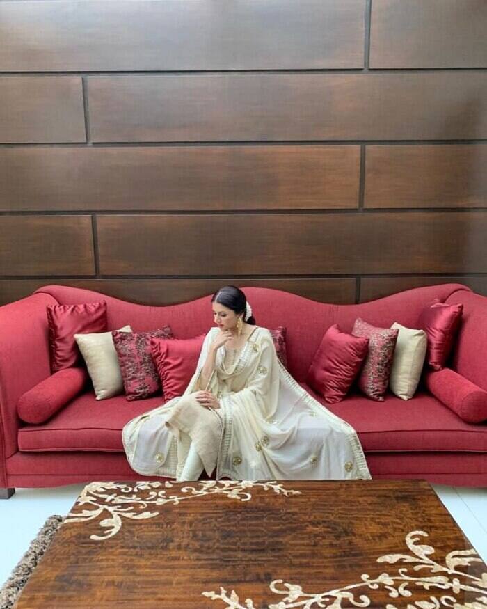 घर का लिविंग रूम भी काफी बड़ा है. जहां पर रेड सोफे रखे गए है. ये तस्वीरें खुद एक्ट्रेस ने अपने इंस्टाग्राम के अकाउंट पर शेयर की हैं.