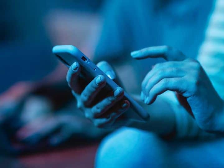 मोबाइल से 'चिपकना' करें बंद, नहीं तो हाई ब्लड प्रेशर से होंगे तंग, यहां जानें इसके नुकसान