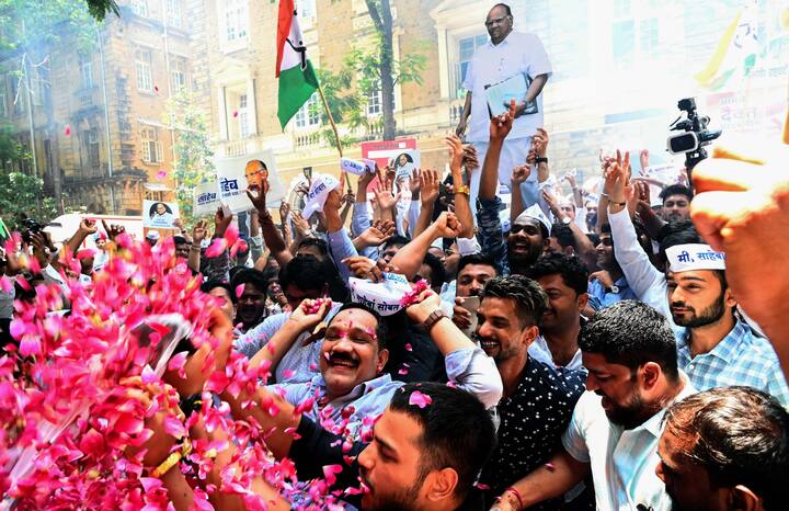 कुछ कार्यकर्ताओं ने पार्टी का झंडा ले रखा था तो कुछ ने हाथ में तख्तियां ले रखी थीं जिनपर पवार से फैसले पर पुनर्विचार करने का आग्रह किया गया था. जैसे-जैसे पार्टी नेता राकांपा कार्यालय में पहुंच रहे थे पार्टी के कार्यकर्ताओं का जोश भी बढ़ता जा रहा था.