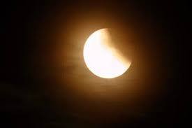 આ ચંદ્રગ્રહણ એક ઉપ છાયાગ્રહણ છે જે તુલા રાશિ અને સ્વાતિ નક્ષત્રમાં થવાનું છે. ચંદ્રગ્રહણના દિવસે 12 વર્ષ બાદ મેષ રાશિમાં ચતુર્ગ્રહી યોગ બની રહ્યો છે. મેષ રાશિમાં સૂર્ય, બુધ, ગુરુ અને રાહુનો ચતુર્ગ્રહી યોગ બની રહ્યો છે. આવી સ્થિતિમાં કેટલીક રાશિઓને આનાથી બમ્પર લાભ મળવાનો છે.