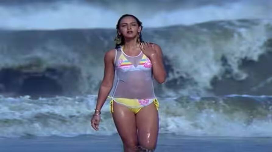 Esha Deol: ਜਦੋਂ ਈਸ਼ਾ ਦਿਓਲ ਫਿਲਮ 'ਚ ਬਿਕਨੀ ਪਹਿਨਣ ਦੀ ਇਜਾਜ਼ਤ ਲਈ ਮਾਂ ਕੋਲ ਪਹੁੰਚੀ, ਹੇਮਾ ਮਾਲਿਨੀ ਨੇ ਇੰਜ ਕੀਤਾ ਸੀ ਰਿਐਕਟ when-esha-deol-approached-hema-malini-for-permission-to-wear-bikini-in-dhoom Esha Deol: ਜਦੋਂ ਈਸ਼ਾ ਦਿਓਲ ਫਿਲਮ 'ਚ ਬਿਕਨੀ ਪਹਿਨਣ ਦੀ ਇਜਾਜ਼ਤ ਲਈ ਮਾਂ ਕੋਲ ਪਹੁੰਚੀ, ਹੇਮਾ ਮਾਲਿਨੀ ਨੇ ਇੰਜ ਕੀਤਾ ਸੀ ਰਿਐਕਟ