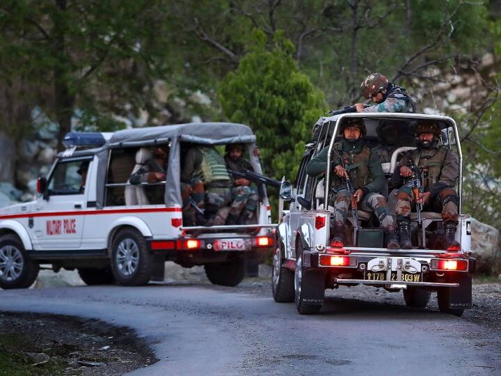 पिछले महीने पुंछ जिले के भाटा धुरियान में सेना के ट्रक पर घात लगाकर किए गए हमले में शामिल आतंकवादियों के एक समूह की मौजूदगी के बारे में जानकारी मिलने के बाद अभियान शुरू किया गया था, जो अब भी जारी है. पिछले महीने हुए हमले में 5 सैनिक शहीद हो गए थे.