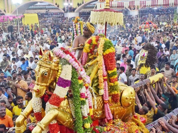 Madurai Kallazhagar Festival 2023 kallazhagar steps into the vaigai river Kallazhagar Festival: ’வாராரு வாராரு அழகர் வாராரு’... பச்சை பட்டுடுத்தி வைகை ஆற்றில் எழுந்தருளினார் கள்ளழகர்..!