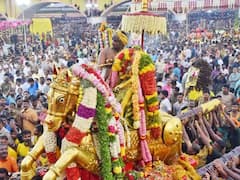 Kallazhagar Festival: ’வாராரு வாராரு அழகர் வாராரு’... பச்சை பட்டுடுத்தி வைகை ஆற்றில் எழுந்தருளினார் கள்ளழகர்..!