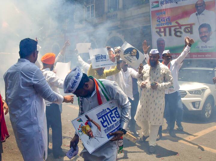 एक कार्यकर्ता ने खुद पर मिट्टी का तेल छिड़ककर आत्मदाह की भी कोशिश की लेकिन साथी कार्यकर्ताओं ने उसे रोक लिया. लगभग साढ़े ग्यारह बजे यह कमोबेश स्पष्ट हो गया था कि समिति ने पवार के पद छोड़ने के फैसले को खारिज करते हुए एक प्रस्ताव पारित किया.