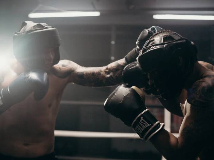 Boxing: यह एक Combat Sport है, जिसमें दो प्रतिद्वंदी एक दूसरे को पंच मारते हैं. यह Strength, Speed, Endurance और Reflexes के समन्वय का खेल है, जिसमें खिलाड़ी के अपने सामने वाले प्रतिद्वंदी को चित करना होता है.