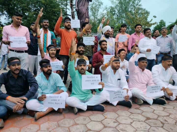 Delhi Wrestlers Protest Agressive Congress Leaders Protest on Bhopal Roads against Brij Bhushan Sharan Singh ANN Wrestlers Protest: पहलवानों के समर्थन में भोपाल की सड़कों पर उतरी कांग्रेस, काली पट्टी बांधकर सरकार को दी चेतावनी
