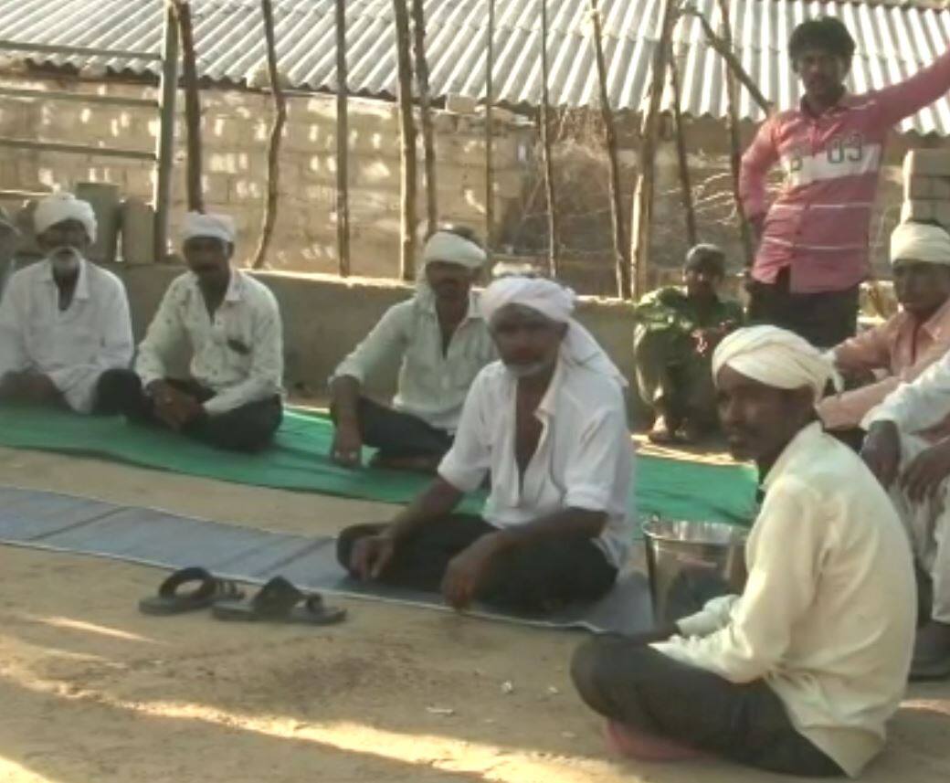 A person died after being hit by a stray cattle in Banaskantha Banaskantha: બનાસકાંઠામાં રખડતા ઢોરે વધુ એક વ્યક્તિનો જીવ લીધો, પરિવારના મોભીનું મોત થતા આક્રંદ
