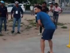 Watch: ગાંધીનગરની શેરીઓમાં બાળકો સાથે ક્રિકેટ રમતો જોવા મળ્યો રાશિદ ખાન, વીડિયો થયો વાયરલ