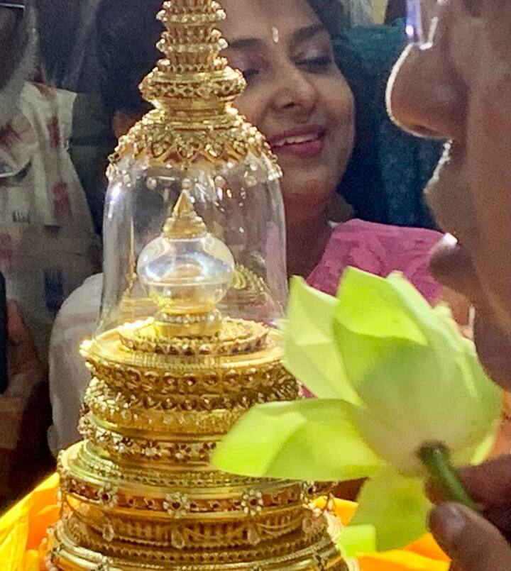 এদিন বুদ্ধের অস্থি দর্শনই ছিল মূল আকর্ষন। সকলে মনে মনে স্মরণ করেন, 'বুদ্ধং শরণং গচ্ছামি-ধম্মং শরণং গচ্ছামি'