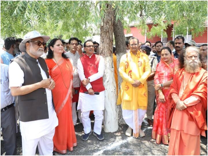 shivraj singh chouhan visits omkareshwar holds meeting with officials associated with statue of oneness work ann MP News: 'स्टैच्यू ऑफ वननेस' के निर्माण ने पकड़ी तेजी, CM शिवराज ने ओंकारेश्वर में प्रोजेक्ट का लिया जायजा