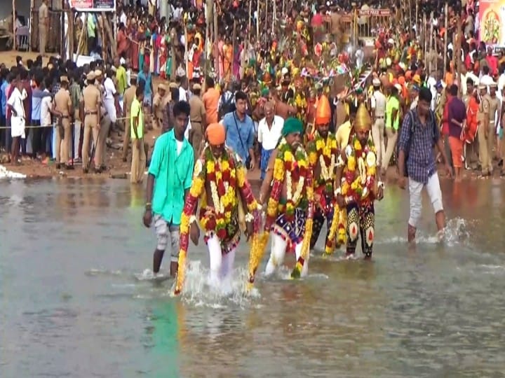 Sivagangai: மானாமதுரையில் வீரழகர் பச்சை பட்டு உடுத்தி கள்ளழகர் வேடம் பூண்டு வைகை ஆற்றில் இறங்கினார் !