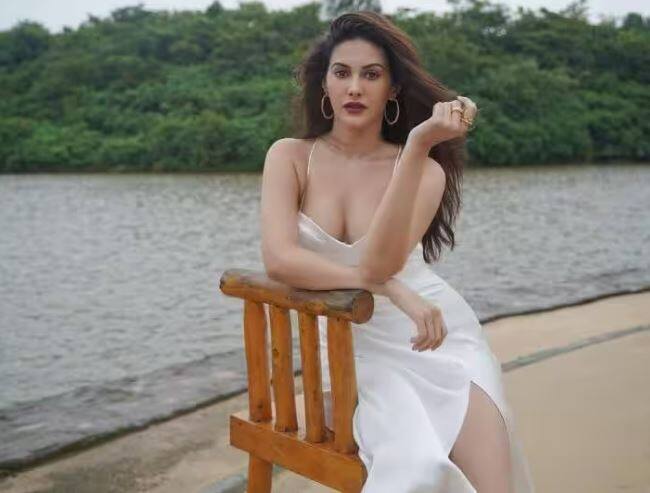 Amyra dastur opens up on harassment says an actor squeeze himself up against me while shooting  Amyra Dastur On Harassment: શૂટિંગ દરમિયાન અભિનેતાનએ અમાયર દસ્તૂર સાથે કરી હતી આવી હરકત, અભિનેત્રીને કરી હતી ટોર્ચર!