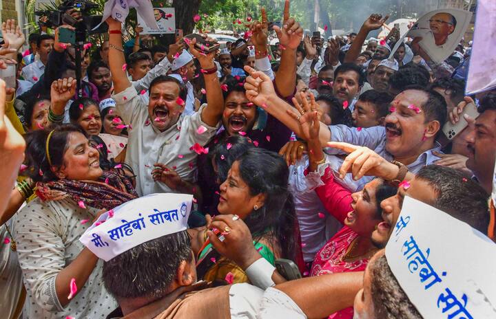 कार्यकर्ताओं ने पटाखे छोड़े और ‘एकच साहेब’ (यहां सिर्फ एक बॉस है) का नारा लगाया. पार्टी के सैकड़ों कार्यकर्ता दक्षिण मुंबई में बल्लार्ड एस्टेट में राष्ट्रवादी कांग्रेस पार्टी कार्यालय के बाहर इकट्ठा हुए थे और पवार से उनके फैसले पर पुनर्विचार करने की मांग कर रहे थे.