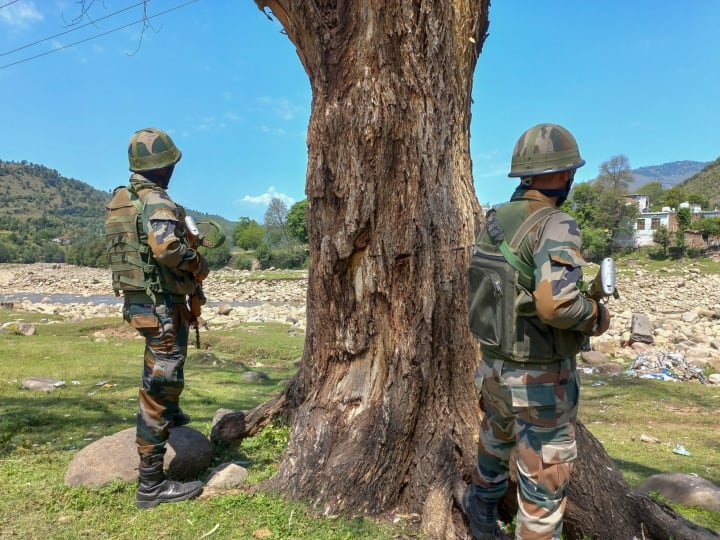 jammu kashmir encounter in rajouri two security personnel died 4 injured among 1 officer जम्मू-कश्मीर: राजौरी में आतंकवादियों से मुठभेड़ में दो जवान शहीद, 1 अधिकारी समेत 4 घायल, इंटरनेट बंद