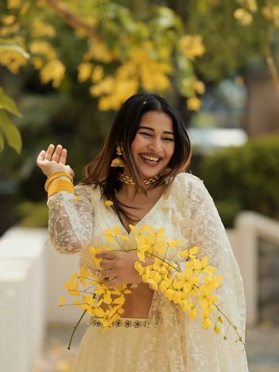 పూల వర్షంలో సీతాకోక చిలుకలా- ఆనందంలో మునిగితేలుతున్న ఇయనా!