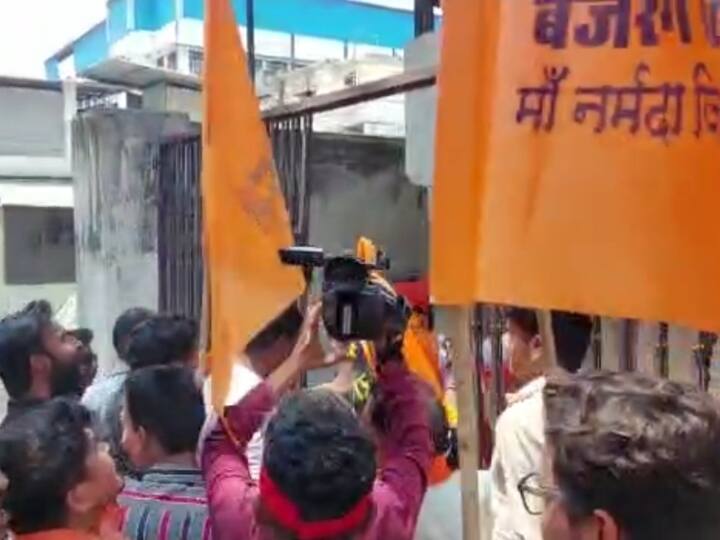 MP Police Arrest Three Bajrang Dal workers for vandalizing Congress office in Jabalpur MP ANN MP News: कांग्रेस दफ्तर में तोड़फोड़ के आरोप में बजरंग दल के तीन कार्यकर्ता गिरफ्तार, पुलिसकर्मियों पर भी होगी कार्रवाई?