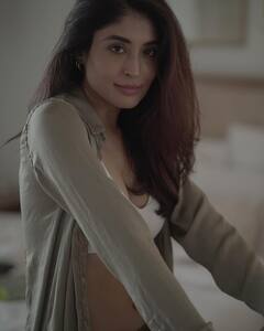 Kritika Kamra ने कैमरे के आगे खोले अपने शर्ट के बटन, एक्ट्रेस की अदाओं ने फैंस का धड़काया दिल