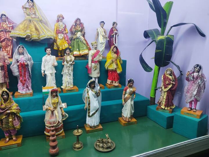 பொம்மைகள் அருங்காட்சியகம் டெல்லியில் உள்ளது. பலவகையான கைவிணை பொம்மைகளை இங்கே பார்க்கலாம். நுழைவுக் கட்டணம் 15 ரூபாய்