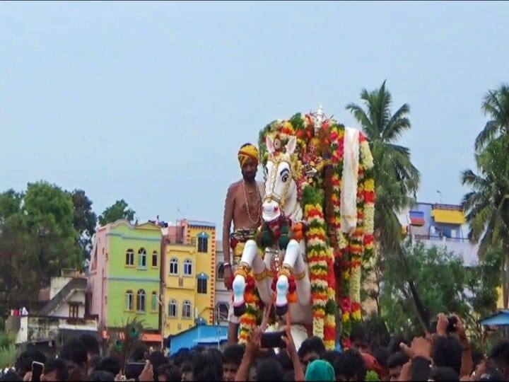 Manamadurai Veerazhagar dressed in green silk and disguised himself as Kallazhagar and descended into the Vaigai river TNN Sivagangai: மானாமதுரையில் வீரழகர் பச்சை பட்டு உடுத்தி கள்ளழகர் வேடம் பூண்டு வைகை ஆற்றில் இறங்கினார் !