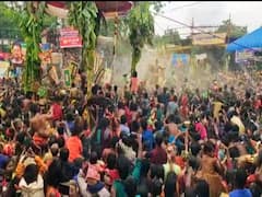 Kallazhagar Festival:  கள்ளழகரை குளிர்விக்கும் தீர்த்தவாரி நிகழ்வு - பல்லாயிரக்கணக்கான பக்தர்கள் பங்கேற்பு