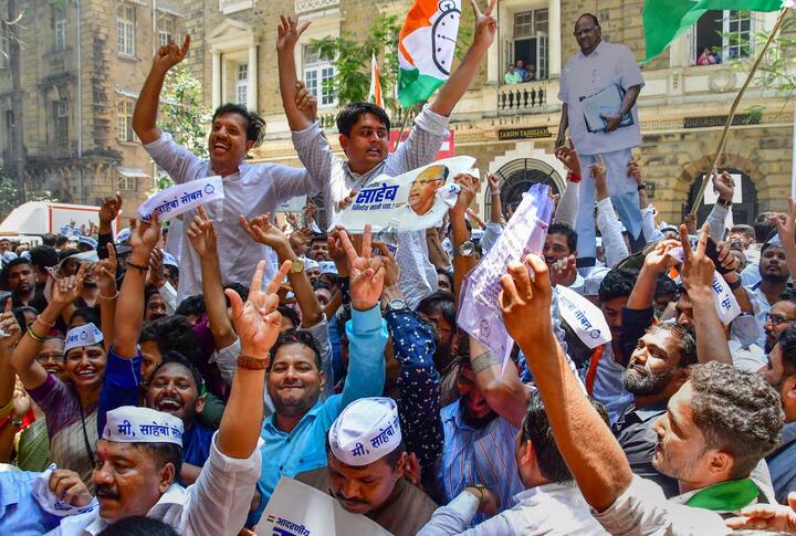 समिति की आधिकारिक बैठक हालांकि सुबह 11 बजे होनी थी, लेकिन नेता और पार्टी कार्यकर्ता निर्धारित समय से काफी पहले पहुंच गए थे. सभी अच्छी तालमेल में और व्यवस्थित दिखाई दिए – कार्यकर्ताओं ने सफेद रंग की टोपी पहन रखी थी जिस पर नीले रंग में छपा था, “मैं साहेब के साथ हूं”.