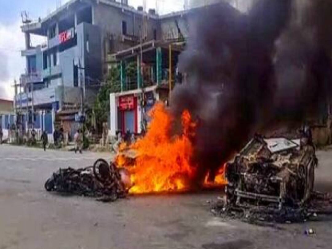 Manipur violence: मणिपूरमध्ये हिंसाचारानंतर संचारबंदी, दिसताक्षणीच गोळ्या घालण्याचे आदेश! पाच दिवसांसाठी मोबाईल इंटरनेट सेवा बंद Manipur violence News From Army deployment to shoot at sight order Manipur violence: मणिपूरमध्ये हिंसाचारानंतर संचारबंदी, दिसताक्षणीच गोळ्या घालण्याचे आदेश! पाच दिवसांसाठी मोबाईल इंटरनेट सेवा बंद