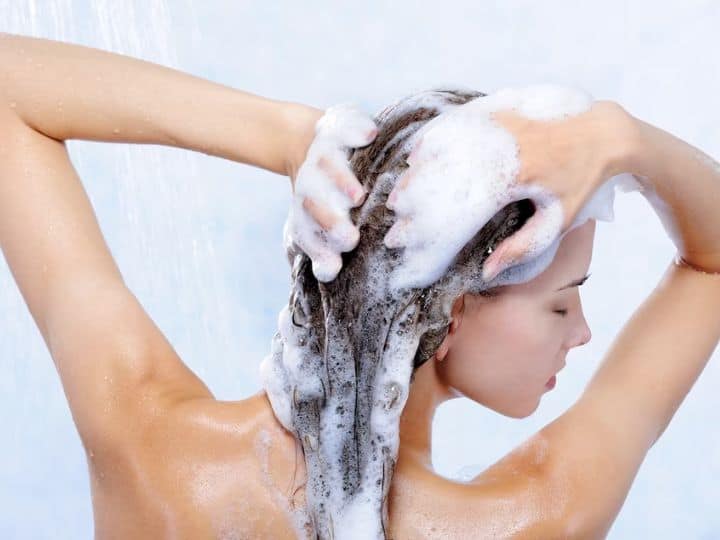 Hair Washing Rules know right way to apply shampoo why oil should applied before hair wash Hair Washing Rules: कहीं गलत तरीके से बाल तो नहीं धो रहे आप...! जान लें शैंपू लगाने का सही तरीका क्या है?