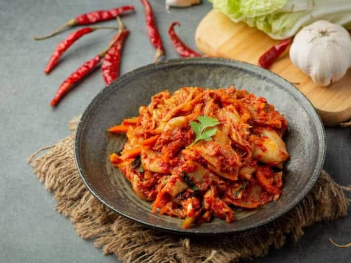 Do you love spicy food See how it affects digestion in different ways स्पाइसी फूड खाना पसंद करते हैं? पढ़िए किस तरह से यह आपके पेट पर डालता है बुरा असर
