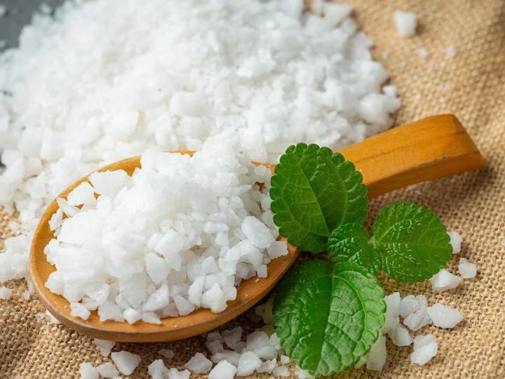 गर्मी में स्किन से जुड़ी परेशानी से पाना है निजात, इस तरह से करें कपूर और नारियल तेल का इस्तेमाल Camphor offers lots of health benefits which include digestive problems and nerve problems गर्मी में स्किन से जुड़ी परेशानी से पाना है निजात, इस तरह से करें कपूर और नारियल तेल का इस्तेमाल