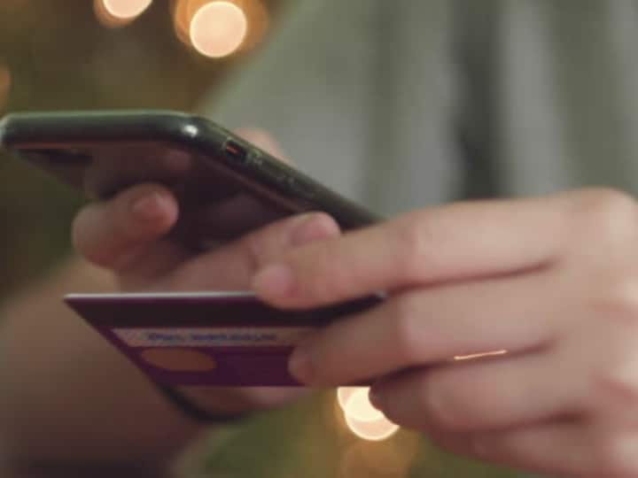 पैन कार्ड से जुड़ी जानकारी को अपने मोबाइल फोन या कंप्यूटर में सेव करके न रखें, क्योंकि अगर आपके डिवाइस को किसी ने हैक कर लिया या चोरी कर लिया, तो इसका भुगतान आपको भुगतना पड़ सकता है. इसकी डिटेल्स अपने साथ रखने के लिए आप इसकी फिजिकल कॉपी अपने साथ रख सकते हैं.