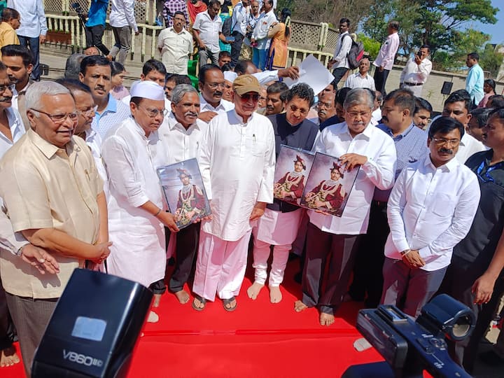 अभिवादनानंतर श्रीमंत छत्रपती शाहू महाराज, पालकमंत्री नाम.दिपक केसरकर,तंत्र शिक्षण मंत्री चंद्रकांत पाटील, खासदार व आमदार यांच्या हस्ते राजर्षी शाहू महाराजांच्या राजपोषाखातील रंगीत 10 हजार फोटो प्रतीचे वाटप शुभारंभ केला करण्यात आले.