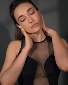 Surbhi Jyoti Photos: पहले कभी देखा होगा सुरभि ज्योति का ऐसा अंदाज, टीवी की इस हसीना ने इस बार उड़ा दिए होश