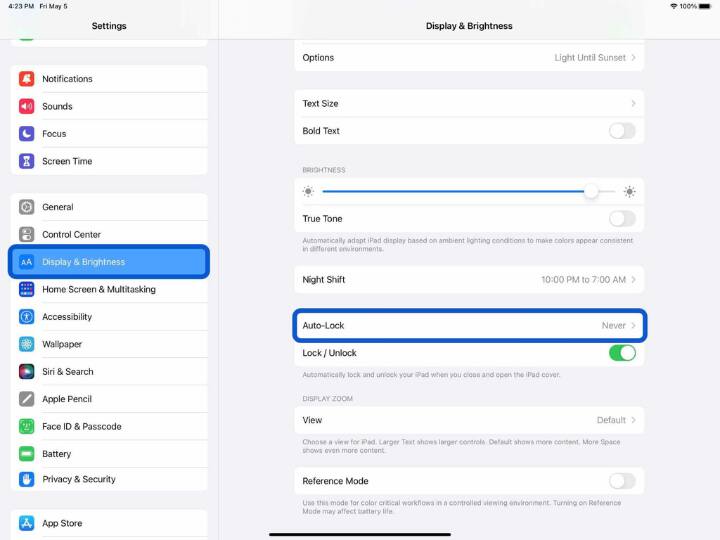 iPad को ऑटो लॉक और स्क्रीन ब्राइटनेस को कम करने से भी बैटरी अच्छी चलेगी और ज्यादा खर्च नहीं होगी. ऑटो लॉक को 30 सेकडं पर रखना iPad की काफी बैटरी बचा सकता है.
