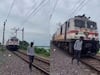 रेलवे ट्रैक पर रील बना रहा था लड़का, तभी पीछे से आ गई तेज रफ्तार ट्रेन... दिल दहला देगा हादसे का Video