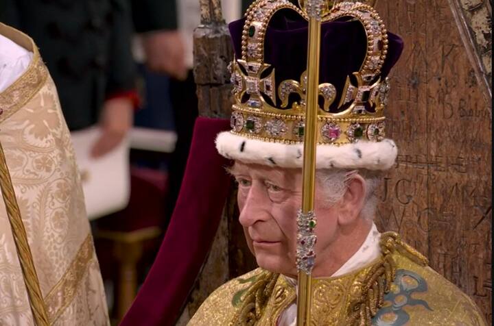 King Charles Coronation:  ब्रिटनचा नवा राजा म्हणून किंग चार्ल्स तिसरा यांचा राज्याभिषेक करण्यात आला. परंतु या आधी झालेला राणी एलिझाबेथचा राज्याभिषेक कसा होता जाणून घेऊया.