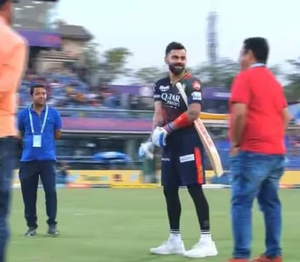 Virat Kohli touches feet of childhood coach Rajkumar Sharma Watch: વિરાટ કોહલી પોતાના બાળપણના કોચને પગે લાગ્યો, સોશિયલ મીડિયા પર વાયરલ થયો વીડિયો