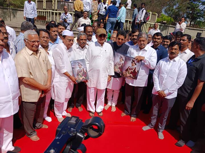 शासकीय, निम शासकीय, खासगी कार्यालये, शैक्षणिक व विविध संस्थांमध्ये अभिवादन करण्यात आले.