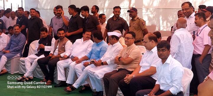 100 सेकंद स्तब्ध उभे राहून लोकराजाला अनोखी मानवंदना देत कोल्हापूरकरांनी राजर्षी शाहू महाराजांचे विचार व कार्याचे स्मरण केले.